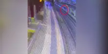 Pesaro, uomo sul binario: i poliziotti lo salvano prima dell’arrivo treno