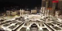 Migliaia di pellegrini circondano la Kaaba alla Mecca per l’Hajj: le riprese dal drone