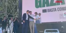 Manifestazione per Gaza a Roma, abbraccio dei leader sul palco: dalla folla gridano “Unità”