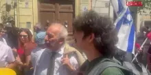 Roma, c’è anche Klaus Davi con la bandiera di Israele e della Pace