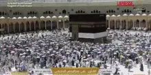 Caldo inteso a La Mecca, migliaia di fedeli girano intorno alla Kaaba con gli ombrelli per l’Hajj