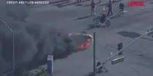 Los Angeles, l’auto in fiamme durante gli scontri: le immagini aeree