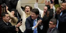 Colombia, spari contro il candidato alle presidenziali Uribe: lotta per la vita