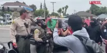 Usa: ancora proteste a Los Angeles contro arresti immigrati, auto in fiamme. L’intervento della polizia