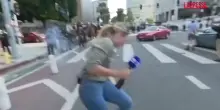 Disordini a Los Angeles, giornalista colpita in diretta tv da proiettile della polizia