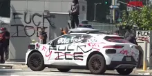 Los Angeles, manifestanti bloccano autostrada e vandalizzano auto