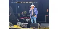Al Bano, fan sviene al suo concerto e lui la “sveglia” a suon di acuti. Poi la battutaccia: “Ci starebbe bene la cura dimagrante”