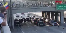 Disordini a Los Angeles, lanci di oggetti e petardi contro gli agenti
