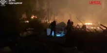 Ucraina, attacco russo con droni su Kharkiv: le immagini degli appartamenti in fiamme