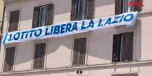 “Lotito libera la Lazio”, enorme striscione esposto davanti alla Camera