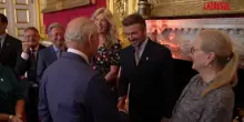 Re Carlo saluta Meryl Streep, Kate Winslet e David Beckham a un evento al St. James’s Palace