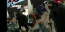 Asti, vessazioni e insulti razzisti alla materna: sospese due educatrici. Le immagini dei maltrattamenti