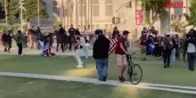 Los Angeles, polizia a cavallo carica i manifestanti