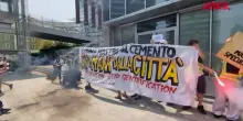 Milano, blitz del centro sociale Cantiere a Porta Nuova contro la speculazione edizilia