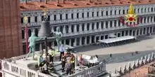 Venezia, spettacolare esercitazione dei vigili del fuoco sulla Torre dell’Orologio
