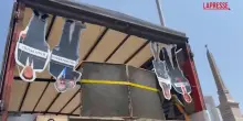 Roma Pride 2025, sul carro le sagome a testa in giù di Trump, Rowling, Musk e Netanyahu: è polemica