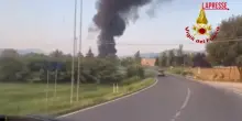 Forlì, incendio in azienda a Mercato Saraceno: densa colonna di fumo nero