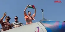 Roma Pride 2025, Rose Villain sul carro di Muccassassina con la bandiera palestinese