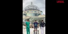 San Raffaele di Milano, un uomo con lesione midollare torna a camminare: il video