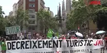 Barcellona, protesta con le pistole ad acqua contro il turismo di massa