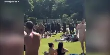 Berlino, decine di poliziotti fanno irruzione in una piscina all’aperto: il video virale sui social