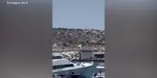 Atene, elicottero che trasportava turisti precipita in mare: il video dell’incidente