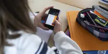Stop ai cellulari alle scuole superiori: la circolare del ministro Valditara