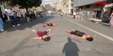 Femminicidi, flash mob delle femministe di ‘Bruciamotutto’ a Roma