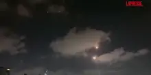 Israele-Iran, missili iraniani nel cielo di Tel Aviv nella notte