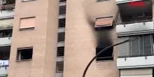 Roma, incendio in condominio: “Esplosi i vetri, le fiamme erano altissime”