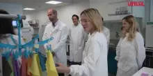 Regno Unito, il principe William e Cate Blanchett nel laboratorio Colorifix: le immagini