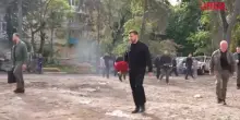 Ucraina, il presidente Zelensky visita il luogo dell’attacco russo a Kiev