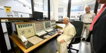 Papa Leone XIV visita a sorpresa la sede di Radio Vaticana nella zona extra territoriale