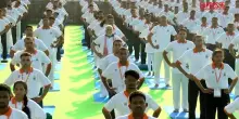India, migliaia in strada per la giornata mondiale dello yoga: tra loro anche il premier Modi