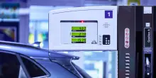 Benzina alle stelle per la crisi in Iran: in autostrada verde oltre i 2,3 euro al litro