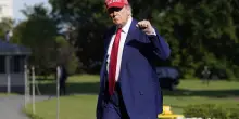 Caso Epstein, rabbia Maga contro Trump: “Renda pubblici i documenti segreti”. Lui: “Truffa dem”