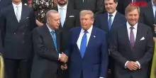 Vertice Nato 2025, la foto di gruppo dei leader all’Aia