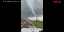 Tornado attraverso la strada in Minnesota: automobilista lo riprende con il cellulare