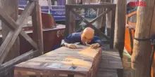 Venezia, manichino di Jeff Bezos a grandezza naturale nel Canal Grande