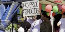 Pride 2025, migliaia a Milano: bandiere Pro Pal e cartonato Fontana con bandiera arcobaleno