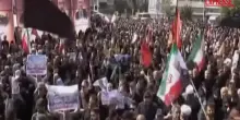 Iran, migliaia a Teheran per i funerali di 60 vittime degli attacchi israeliani