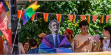 Pride, migliaia a Milano: bandiere Pro Pal e cartonato Fontana con bandiera arcobaleno