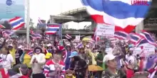 Thailandia, proteste contro il primo ministro: canti e balli per le vie di Bangkok