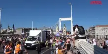 Pride Budapest 2025, l’estrema destra occupa un ponte per bloccarlo ma il corteo lo aggira