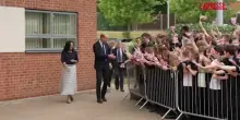 Sheffield, il principe William torna a scuola: la visita in classe durante la lezione