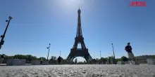 Caldo torrido a Parigi, la Torre Eiffel chiude in anticipo