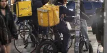 Caldo record, Glovo incentiva i rider a lavorare a 40°C con un bonus economico
