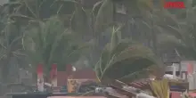 L’uragano Flossie porta venti a 175 km/h in Messico: acqua e fango invadono le strade