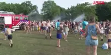 Olanda, vigili del fuoco con gli idranti rinfrescano la popolazione a Soest: le immagini della festa