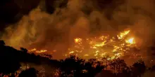 Creta, vasto incendio nel sud-est dell’isola: evacuate case e hotel